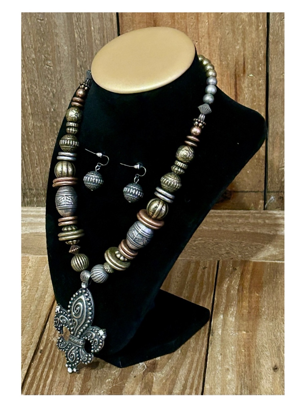 Fleur-de-Lis Multi-Tone Statement Necklace & Earring Jewelry Set. - Picture 7 of 14